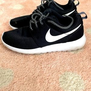 Women’s Nike Roshe One | USED | Size 7.5